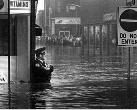 صورة ضابط شرطة في الخدمة رغم الفيضان